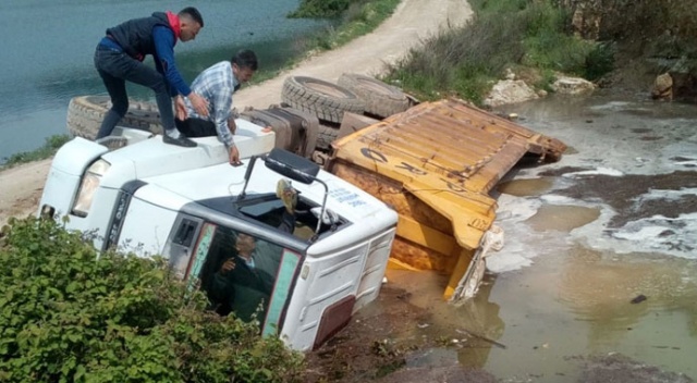 Mersin’de yol çöktü, kamyon devrildi