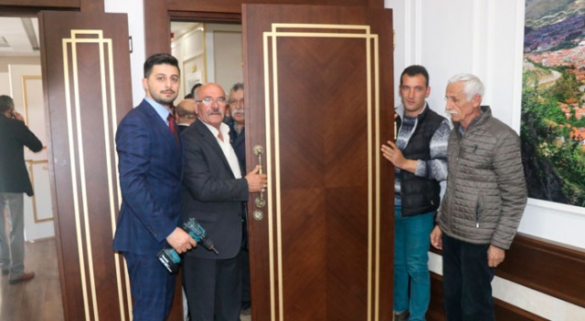 MHP’li Başkan Sarı&#039;nın ilk işi makam kapısını söktürmek oldu