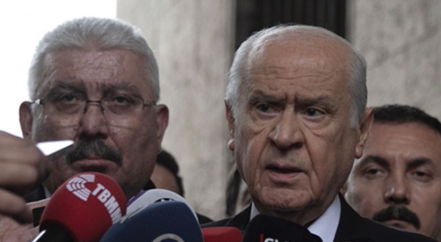 MHP lideri Bahçeli de sandığı gösterdi MHP lideri Bahçeli de sandığı gösterdi