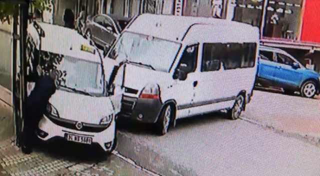 Minibüse çarpmamak için kaldırıma çıktı, yaşlı adamı elektrik direğine sıkıştırdı