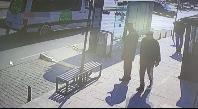 Minibüse yetişmek isteyen anne ve oğluna böyle araba çarptı
