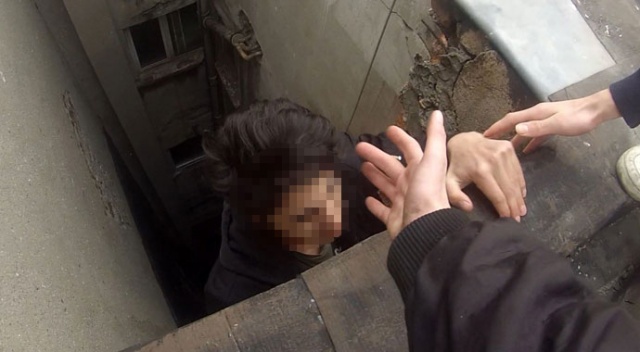 Nişantaşı’nda binanın çatısına tırmanan gençlerin tehlikeli oyunu kamerada Nişantaşı’nda binanın çatısına tırmanan gençlerin tehlikeli oyunu kamerada
