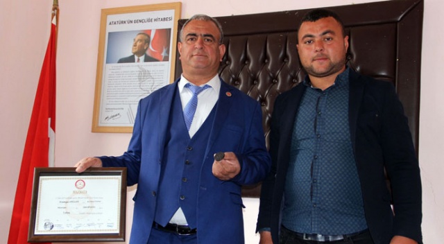 Ölmeyi yasaklayan muhtar mührü oğluna devretti