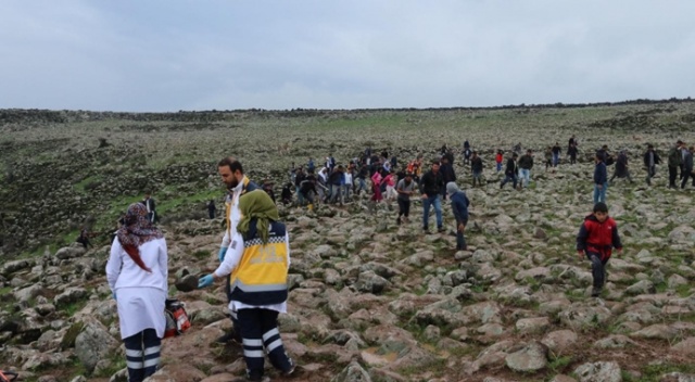 Ot toplamak isteyen kadınlar dere yatağında mahsur kaldı
