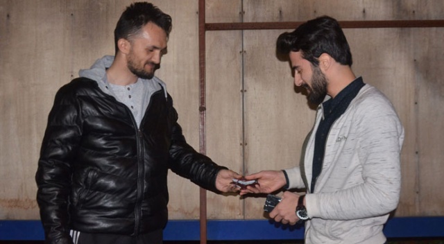 Otobüste bulduğu cüzdanın sahibine sosyal medyadan ulaştı Otobüste bulduğu cüzdanın sahibine sosyal medyadan ulaştı