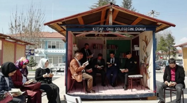 Otobüste kitap okuyana ulaşım ücretsiz