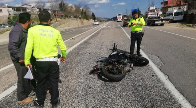 Otomobil ile motosiklet çarpıştı