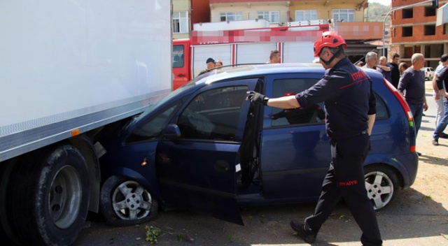 Otomobil kamyonun altına girdi: 3 yaralı