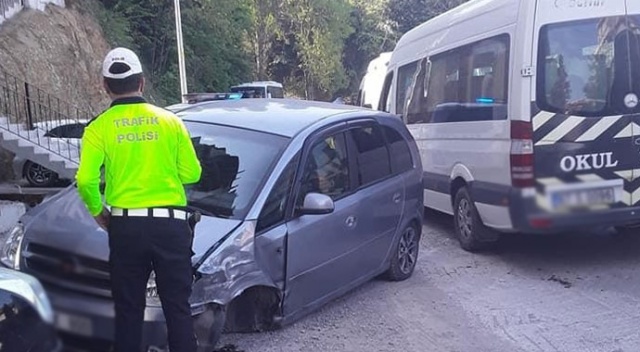 Otomobil yolcu midibüsüyle kafa kafaya çalıştı: 3 yaralı