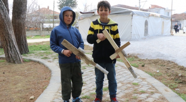 Oyuncakları enkaz altında kalan minikler, kendi oyuncaklarını yaptı Oyuncakları enkaz altında kalan minikler, kendi oyuncaklarını yaptı