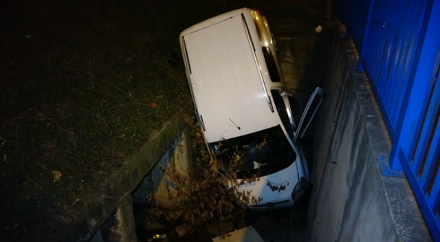 Pendik'te dereye uçan araçtan burnu bile kanamadan sağ çıktı Pendik'te dereye uçan araçtan burnu bile kanamadan sağ çıktı