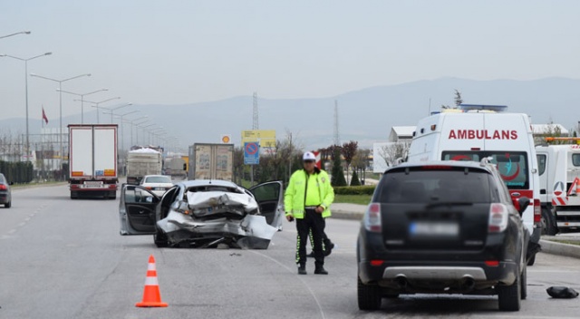 Polisten kaçan sürücü ciple otomobile çarptı: 6 yaralı Polisten kaçan sürücü ciple otomobile çarptı: 6 yaralı