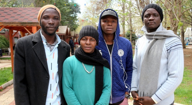 Profesyonel futbolcu olacaklardı aç susuz ortada kaldılar