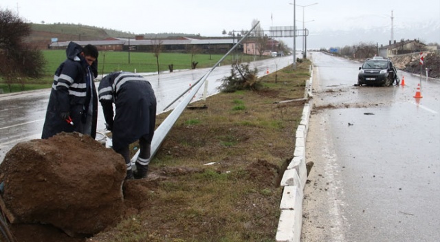Refüje çıkan araç direği yerinden söktü: 3 yaralı Refüje çıkan araç direği yerinden söktü: 3 yaralı