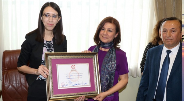 Safranbolu’nun ilk kadın başkanı mazbatasını alarak görevine başladı