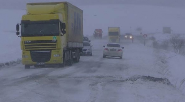 Sahara Geçidi&#039;nde tipi ve fırtına nedeniyle tırlar mahsur kaldı
