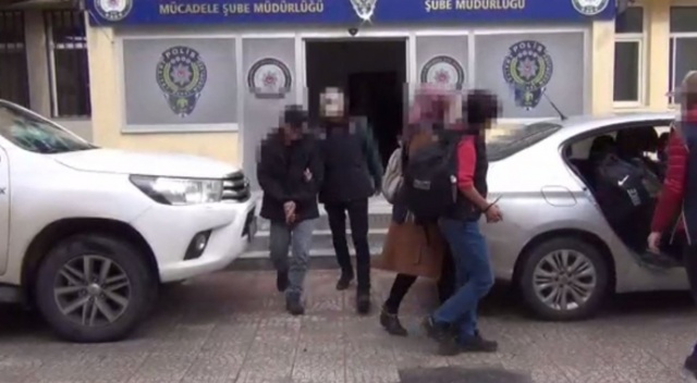Şanlıurfa’da 2’si kadın 3 PKK’lı silahlarıyla yakalandı Şanlıurfa’da 2’si kadın 3 PKK’lı silahlarıyla yakalandı