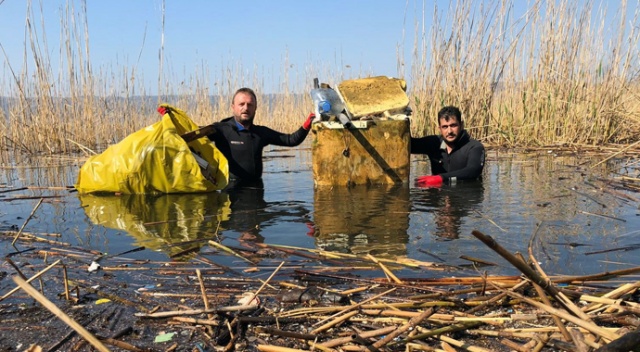 Sapanca Gölü&#039;nden aralarında buzdolabı ve küvetin bulunduğu 2 kamyon çöp çıktı