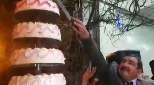 Seçim zaferini 9 katlı pasta ile kutladı Seçim zaferini 9 katlı pasta ile kutladı