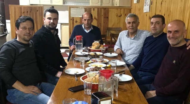 Seçimi kazandı rakiplerine yemek söyledi