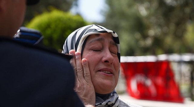 Şehit annesinin gözyaşlarını emniyet müdürü sildi Şehit annesinin gözyaşlarını emniyet müdürü sildi