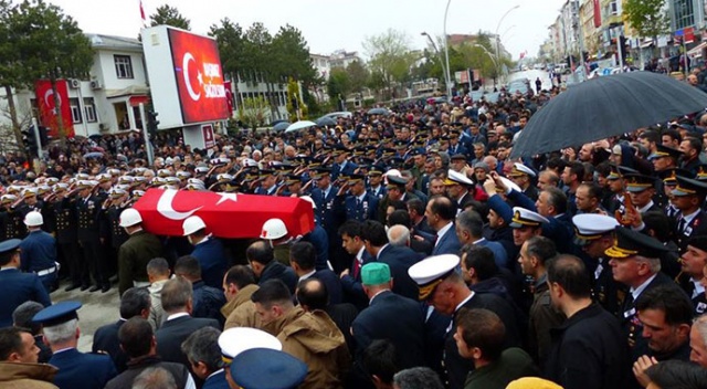 Şehit Hüseyin Bulut son yolculuğuna uğurlandı Şehit Hüseyin Bulut son yolculuğuna uğurlandı