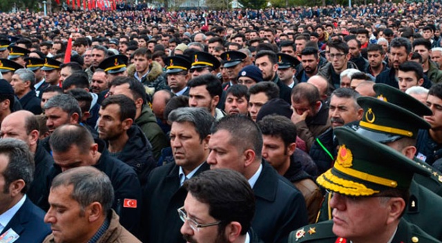 Şehit Sözleşmeli Er Mustafa Ergen'i 10 bin kişi uğurladı Şehit Sözleşmeli Er Mustafa Ergen'i 10 bin kişi uğurladı