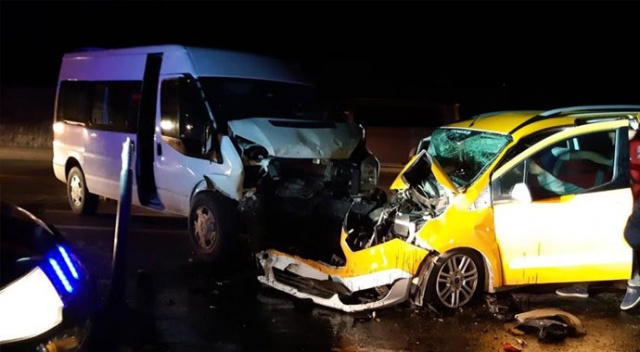 Siirt'te iki araç kafa kafaya çarpıştı: 8 yaralı
