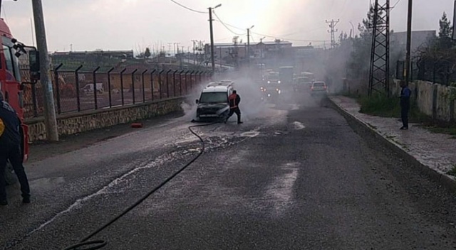 Siirt’te seyir halindeki araç alev aldı