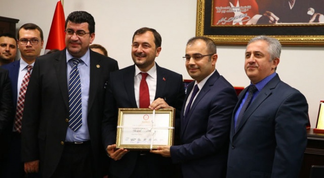 Süleymanpaşa&#039;yı CHP&#039;den alan AK Partili Yüksel mazbatasını aldı