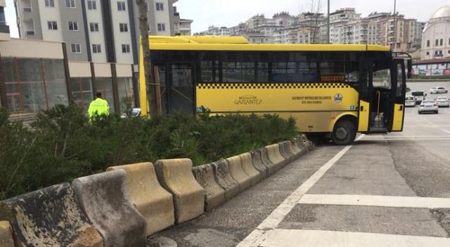 Sürücüsü bayılan halk otobüsü refüje çarparak durabildi