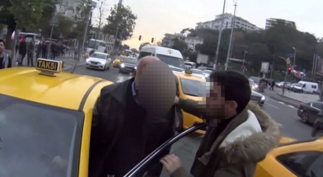 Taksici ile motosikletlinin kavgası kamerada