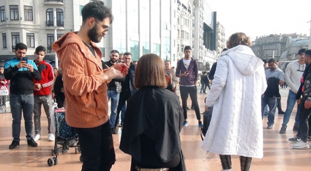 Taksim Meydanı’nda saç kesimi yaptı, vatandaşların ilgi odağı oldu