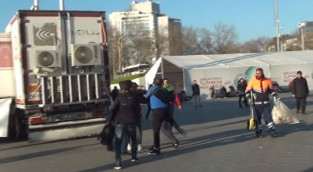 Taksim Meydanı'nda yumruk yumruğa kavga kamerada