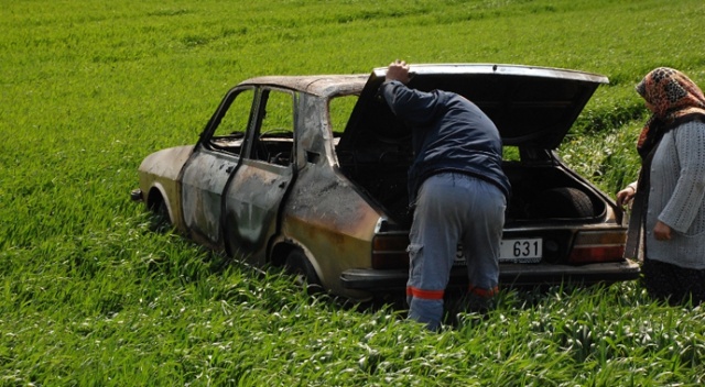 Tarlada çalışırken park halindeki otomobili yandı