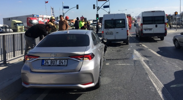 Tem bağlantı yolunda trafiği kilitleyen kaza