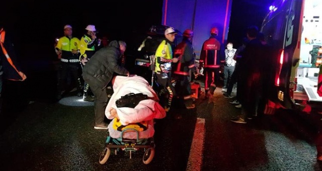 TEM’de feci kaza 5 ölü 3 yaralı TEM’de feci kaza 5 ölü 3 yaralı