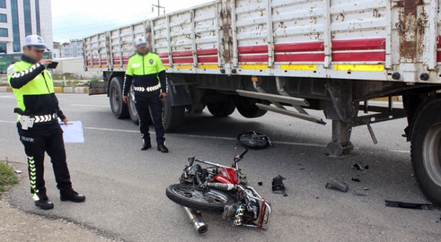 Tır’ın altına giren motosikletin tekeri yerinden fırladı Tır’ın altına giren motosikletin tekeri yerinden fırladı