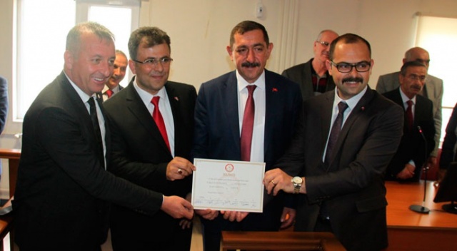 Tosya Belediye Başkanı seçilen Kavalıgil, mazbatasını aldı