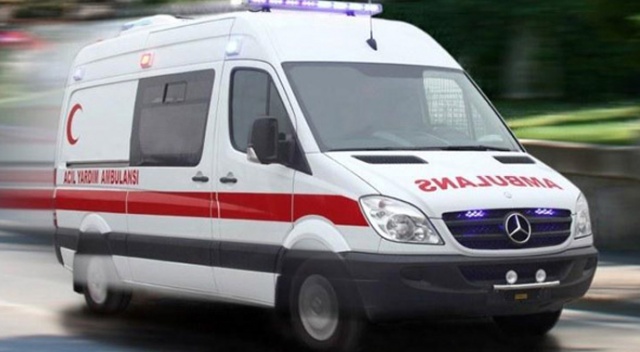 Tren otomobili biçti, 2 kişi son anda kurtuldu Tren otomobili biçti, 2 kişi son anda kurtuldu