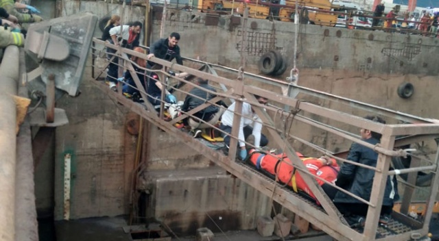 Tuzla'da bir tersanede iskele çöktü: 5 yaralı Tuzla'da bir tersanede iskele çöktü: 5 yaralı