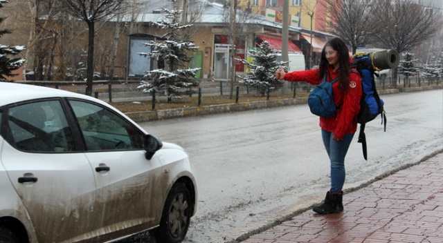 Üniversiteli genç kız, otostopla 75 il gezdi