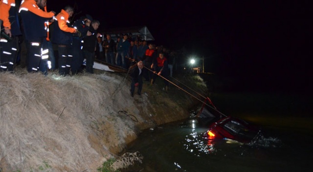 Uşak'ta 5 genç otomobille gölete uçtu
