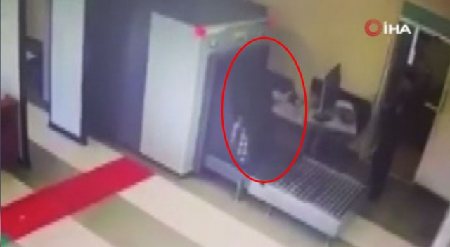 X-ray cihazından çantasıyla geçti