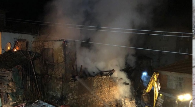 Yaşlı çift yanan evlerinde can verdi Yaşlı çift yanan evlerinde can verdi