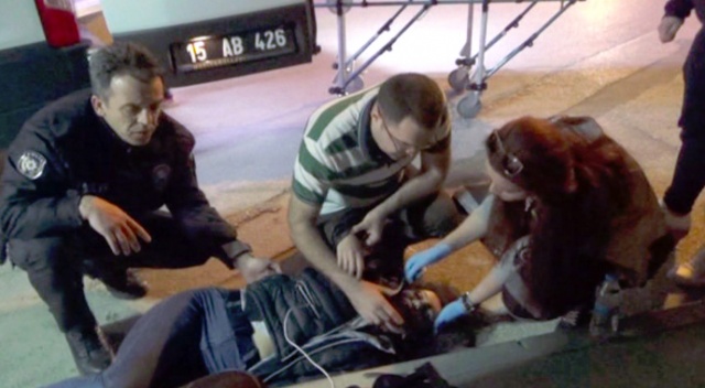 Yemeğini bırakıp kaşıkla öğrencinin hayatını kurtardı