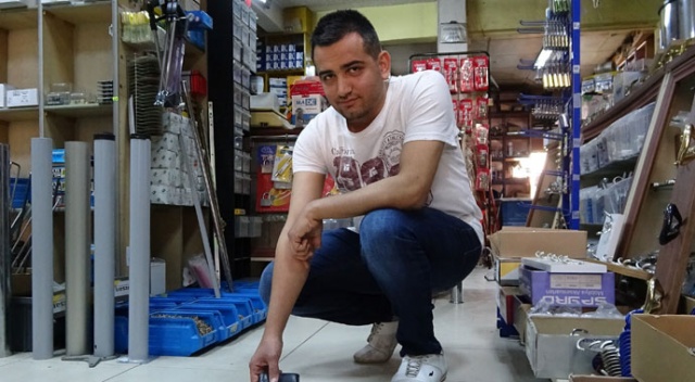 Yerde bulduğu cüzdanı içindeki paralarla birlikte sahibine teslim etti