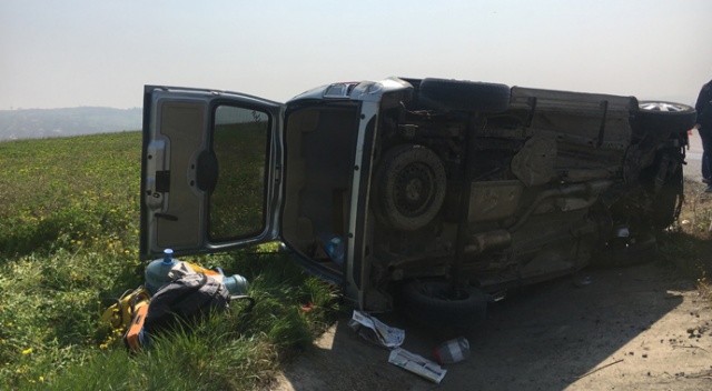 Yoldan çıkan araç yan yattı: 3 yaralı Yoldan çıkan araç yan yattı: 3 yaralı