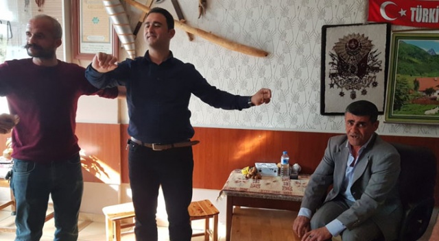 "Ayaklı orkestra Şükrü" ağzıyla hem çalıyor hem söylüyor "Ayaklı orkestra Şükrü" ağzıyla hem çalıyor hem söylüyor