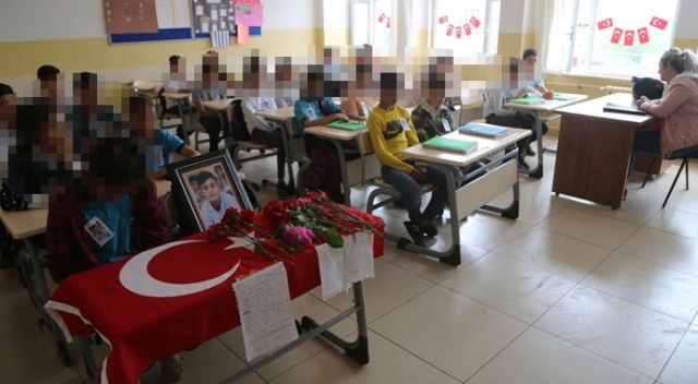 13 yaşındaki Bilen teröristlerin bombalı saldırısında ölmüştü: Arkadaşları, sırasına not bıraktı 13 yaşındaki Bilen teröristlerin bombalı saldırısında ölmüştü: Arkadaşları, sırasına not bıraktı